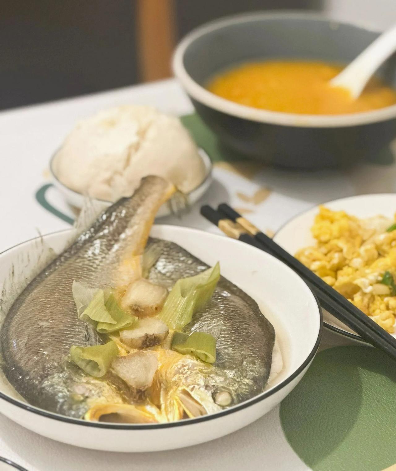 我们家里包括我爸妈一直遵循的喂养原则“不吃零食”“不喝饮料”，所以到现在他养成即