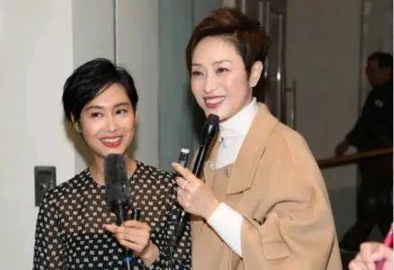 朱茵与陈法蓉同框，朱茵则像个情窦初开的少女，在一旁笑靥如花。身材娇小的她显得十分