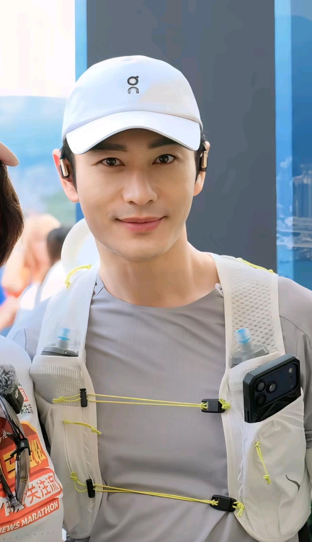 黄晓明最近接受采访，
聊起了去年考博失败的事，
他说很可惜没考上，
但我希望有一