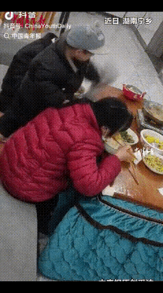 近日，湖南宁乡，一家人正在吃火锅，3岁的男孩在旁边玩耍，突然，男孩抓起枕头就往餐