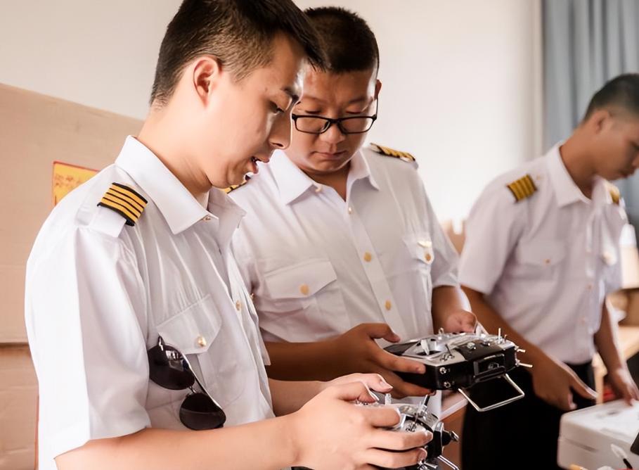 外媒爆料，中国正在疯狂扩产歼-20、歼-35两款五代隐身战机，产能爆发式增长，直