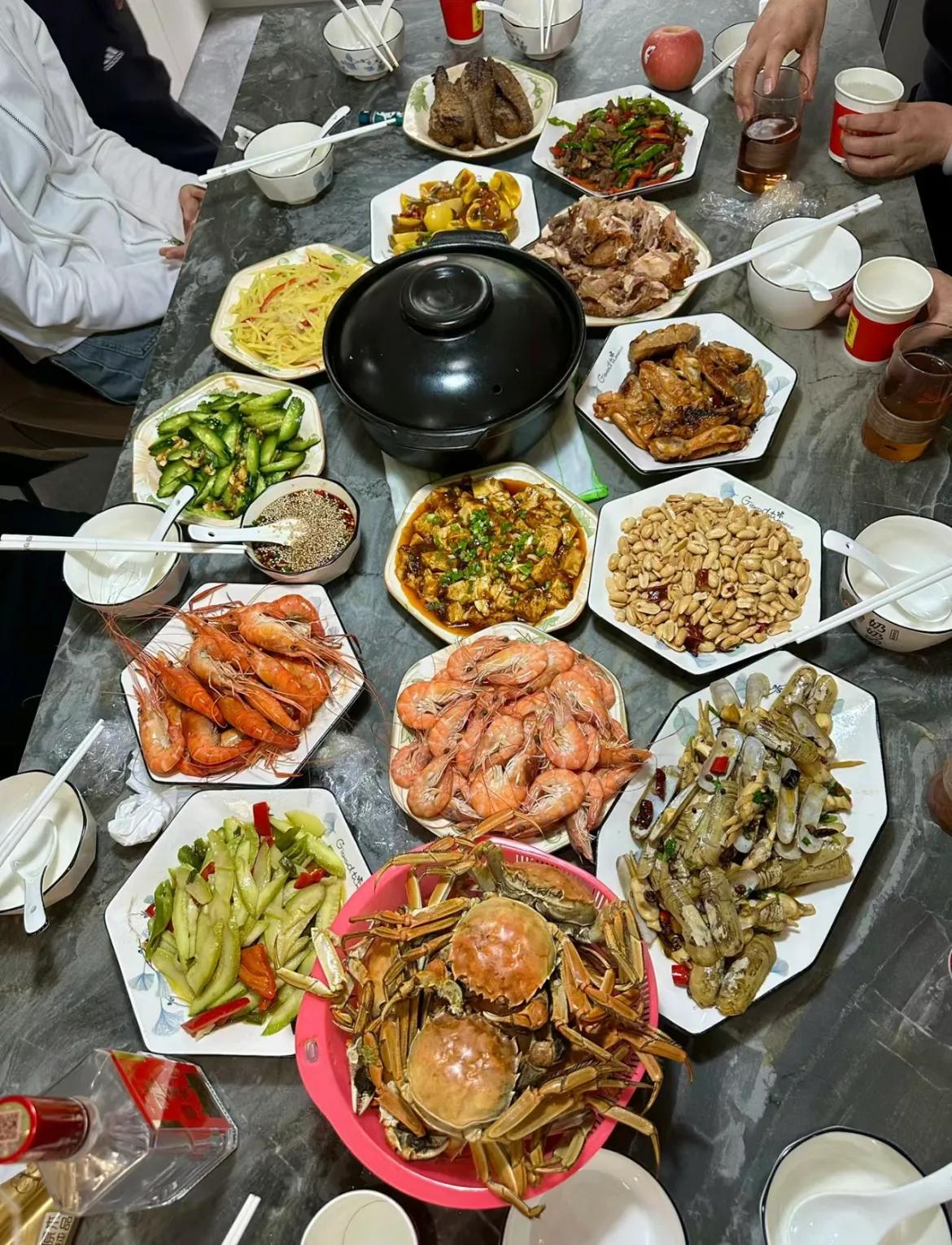 我表哥是镇上的领导，大年初六，去他家小聚。表哥招待了我，用的是15元一瓶的酒，我