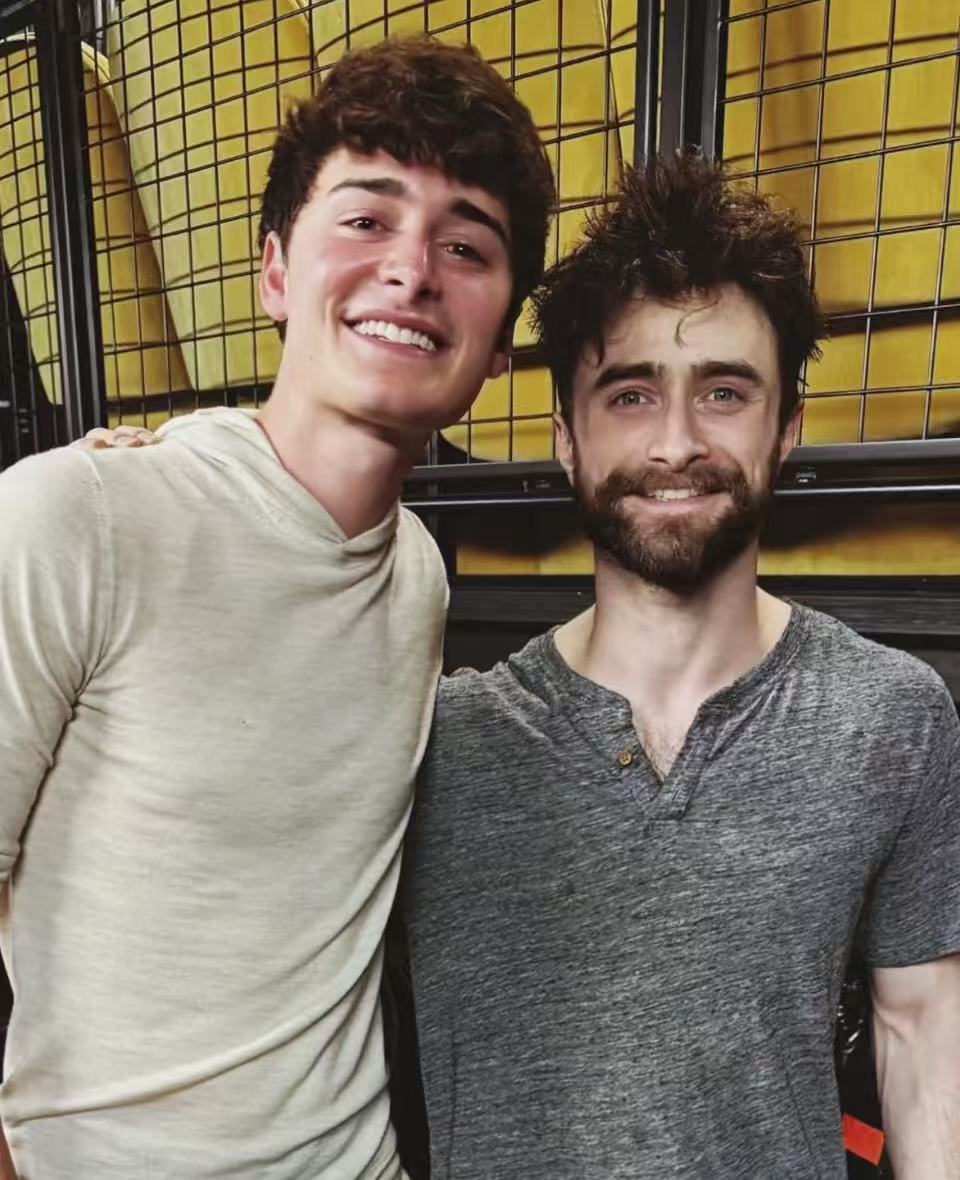 哈利和威尔相聚！！诺亚·施纳普去看了丹尼尔·拉德克里夫在百老汇的演出，他写道：“