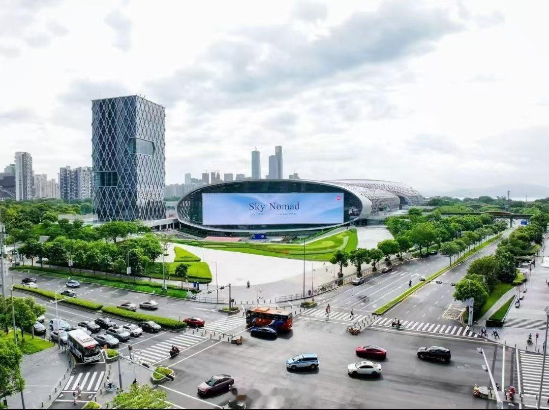 小米SkyNomad的广告就是高级，巨幕广告和户外真实蓝天、城市建筑融为一体，屏