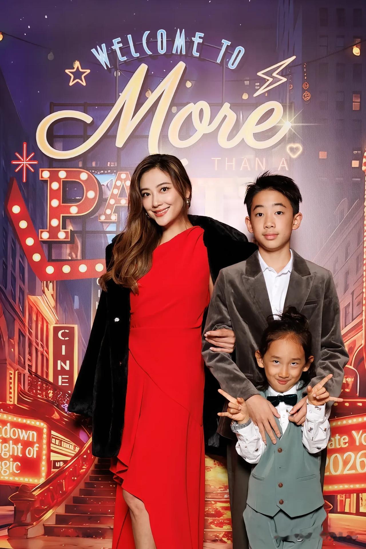 1月1日，应采儿更新动态，并配文“新一年第一天就有努力 ”。

她只发了一张照片