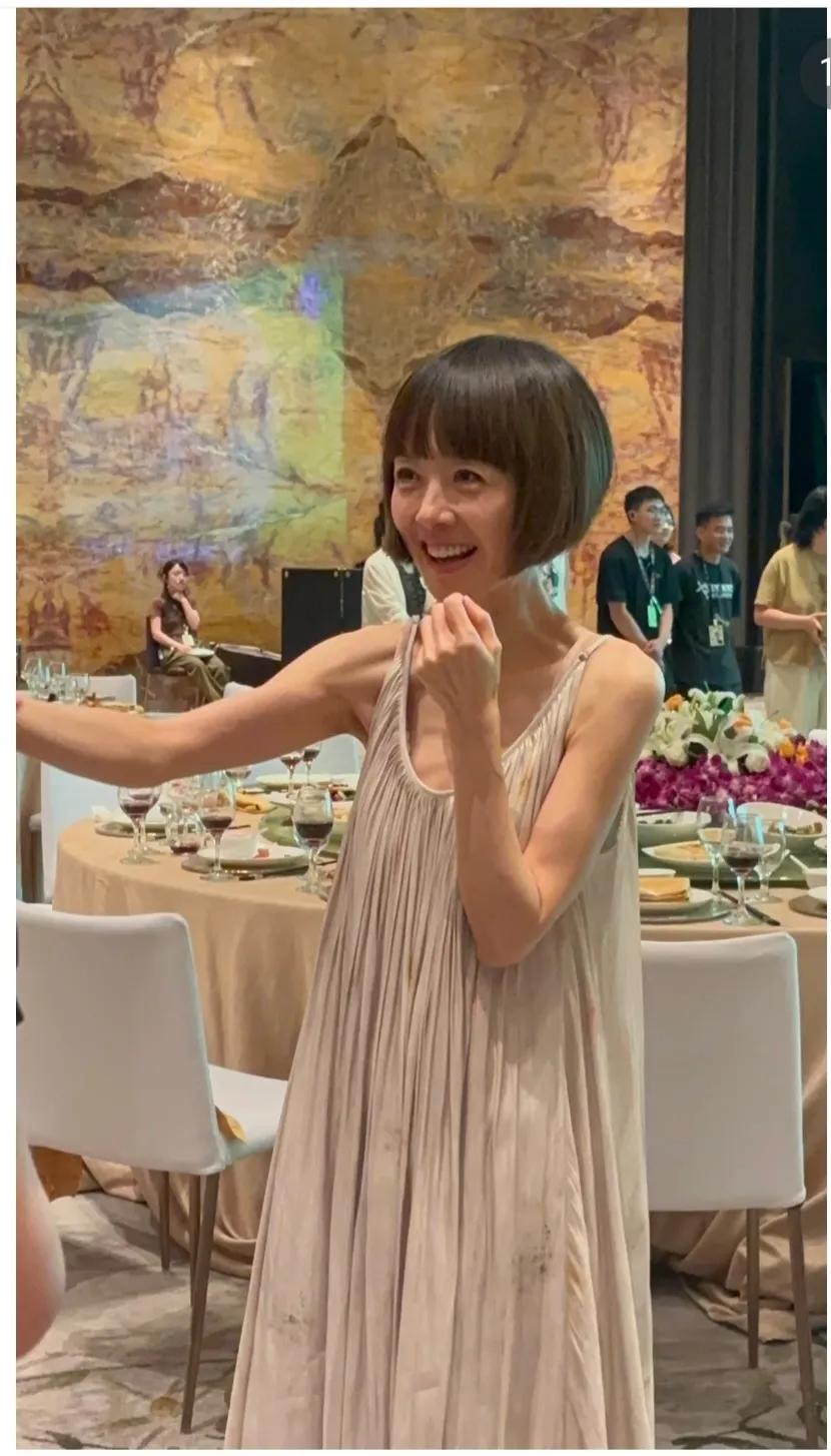 鲁豫，这裙子显得她身躯更纤细修长了。