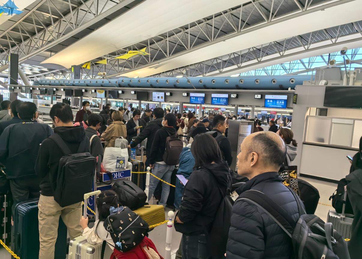 你能想象吗？

那些兴高采烈扎堆去日本旅游的人，返程时全被困住了，个个愁眉苦脸！