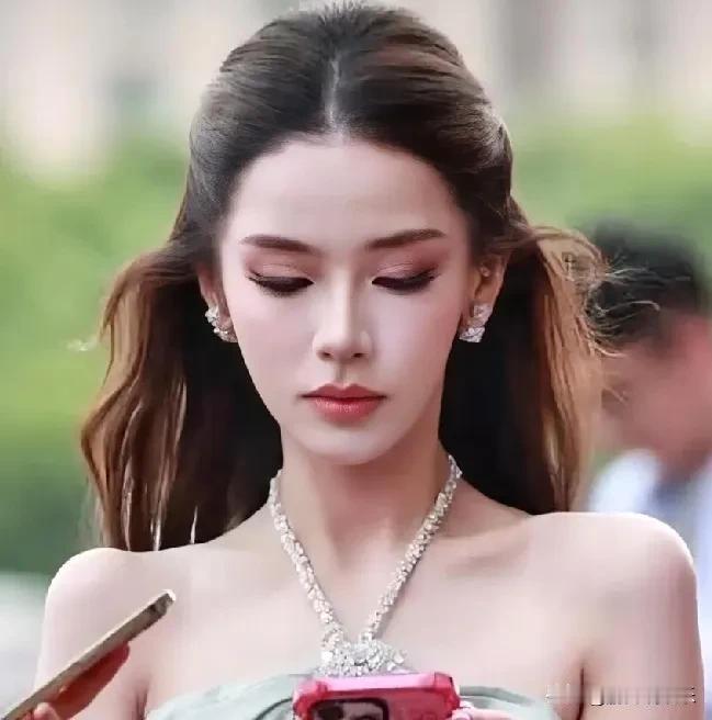 复旦大学管理学院新生见面会，网红“迅猛龙特蕾莎”为何能一眼被众人注意到？
复旦大