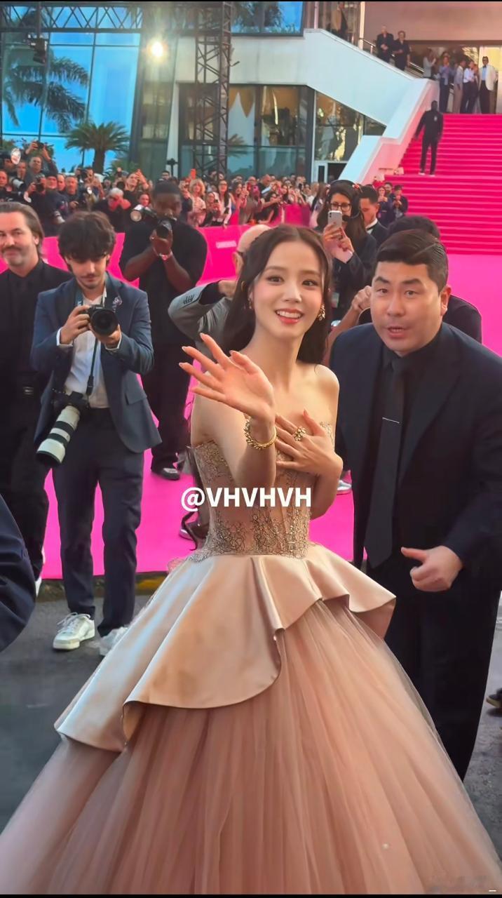 我家公主殿下驾临了，金智秀好事请摩多摩多 