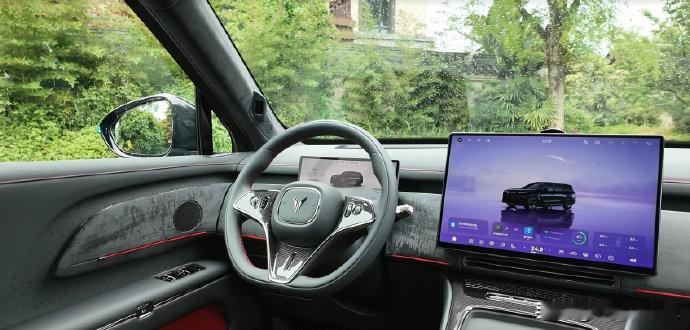 岚图泰山黑武士在内饰上的新设计比较多，甚至在我看来，比外观的调整要更多也更有意思