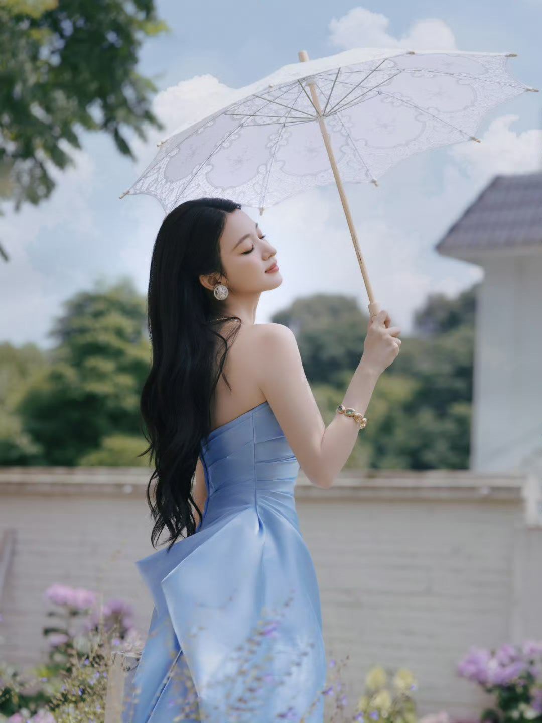 王楚然蓝色流光抹胸裙   蓝色流光抹胸裙在王楚然身上绽放出独特魅力，裙面的光泽如