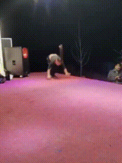 为了生活，这是狠狠的把自己砸到地上！
赚钱不易，越看越觉得心酸，谁不是在风雨中前