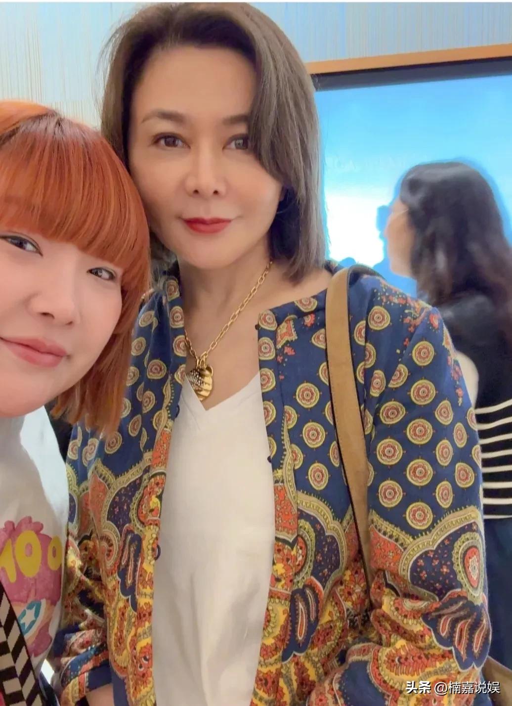 香江第一美人，这脸也变了。
关之琳逛街被网友偶遇，六十出头的她，头发浓密，皮肤白