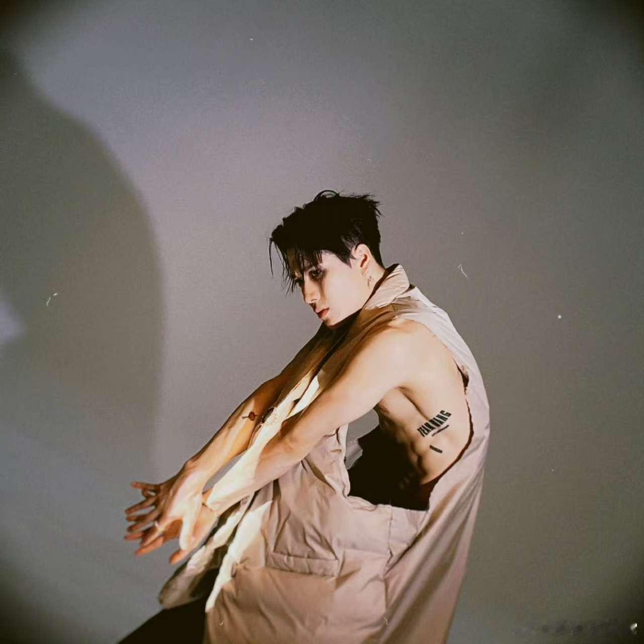 王嘉尔这是跨年还是科切拉 王嘉尔的表演简直让人怀疑自己是在科切拉现场，不仅舞台效