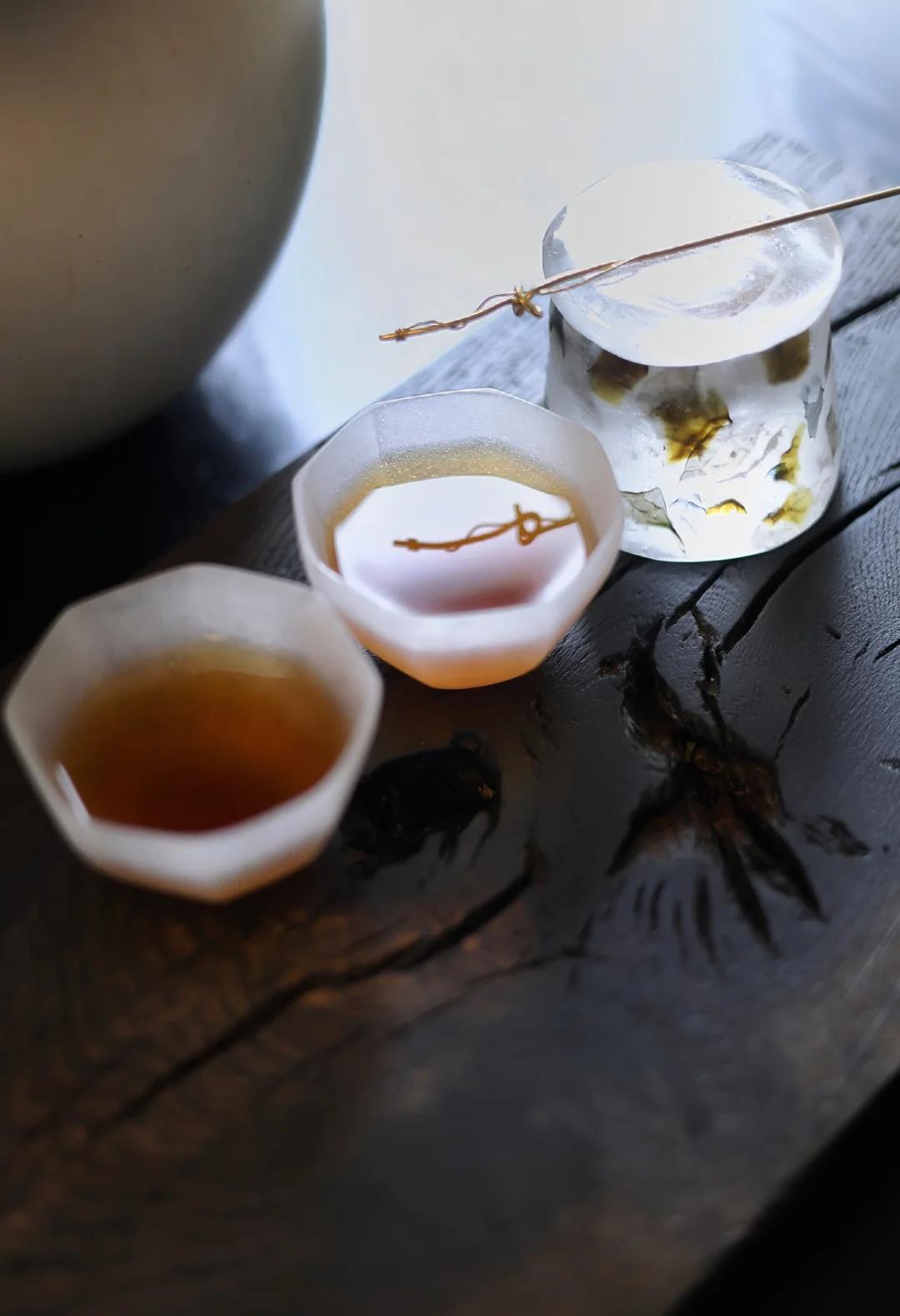 杯里的小风景
本来只想喝杯茶
结果被这光影拿捏了
……
	
治愈系茶具
能饮一杯