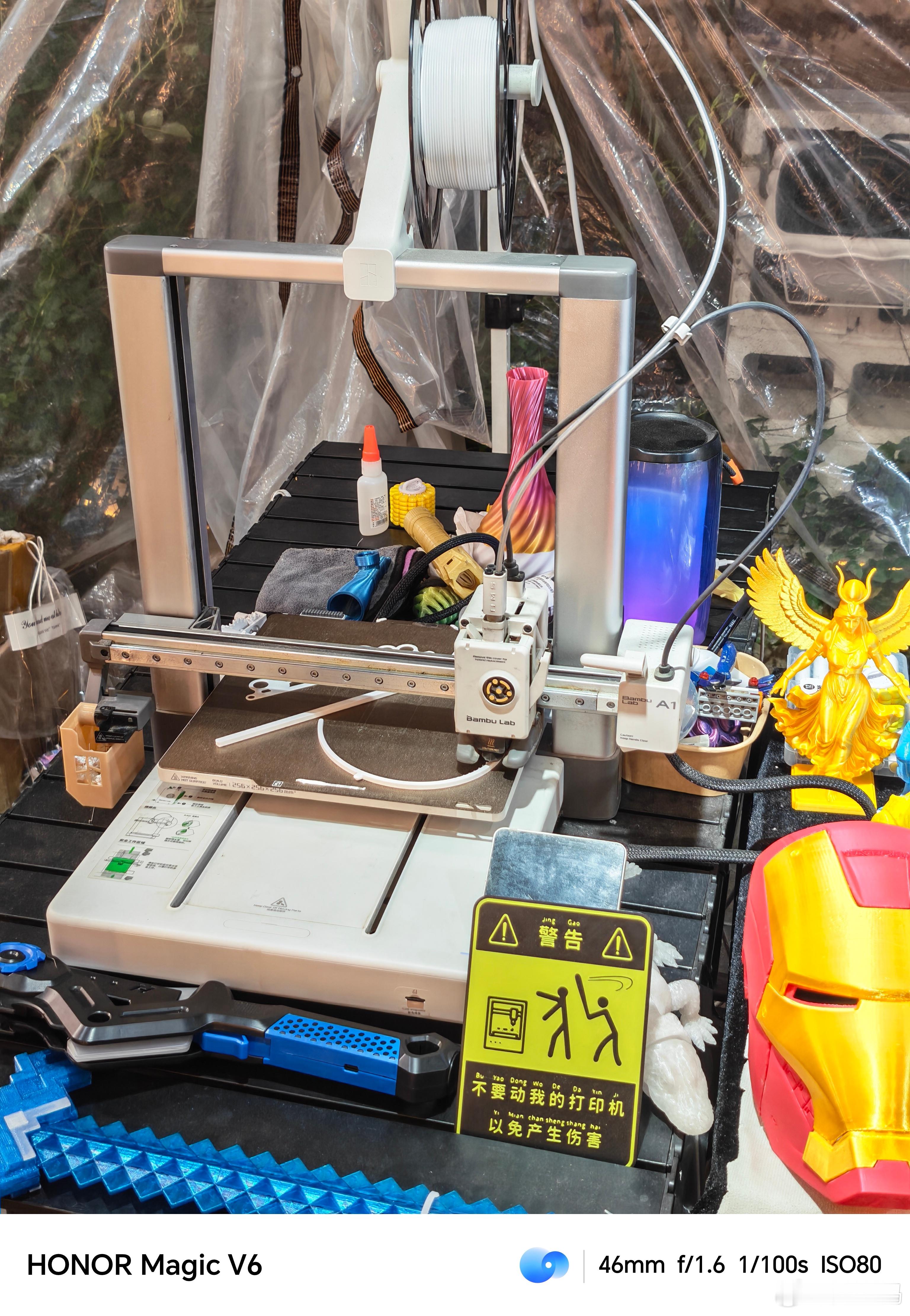 在路边遇到一个卖3D打印玩具的小摊，要什么玩具，老板现场直接打印，就是等的时间有