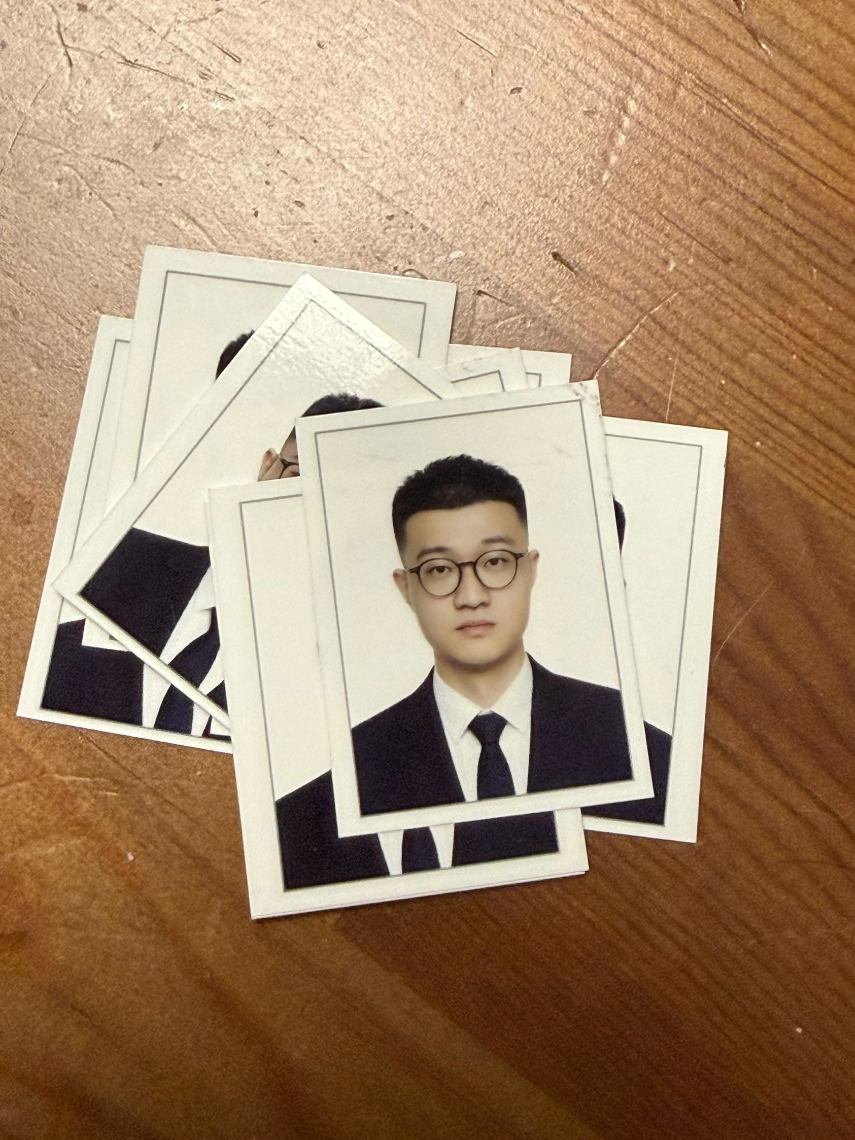 才发现右边头发削了一截 ​​​