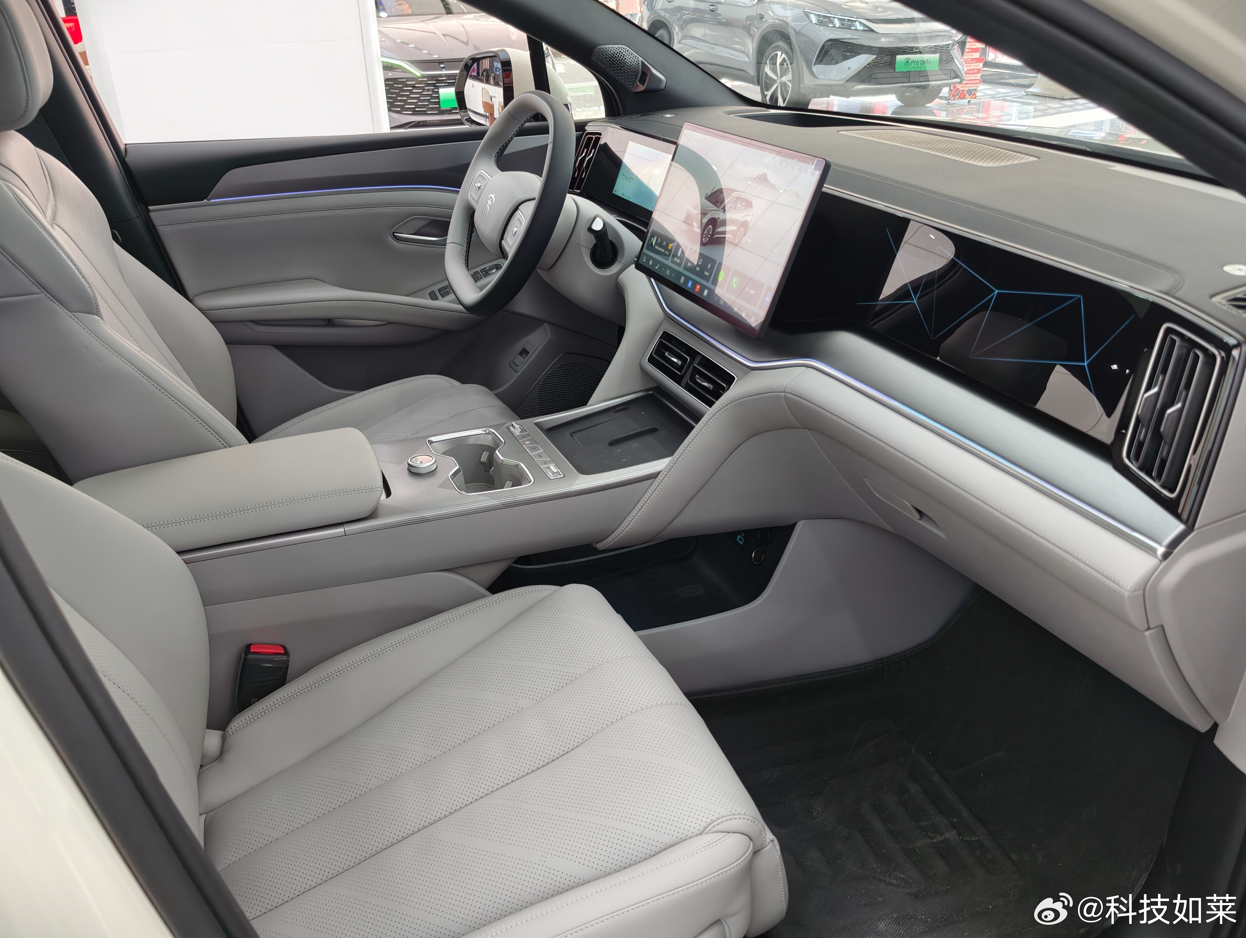 比亚迪宋 Ultra EV实车到店，上手摸这质感真的顶！米色外观、海盐内饰、大空