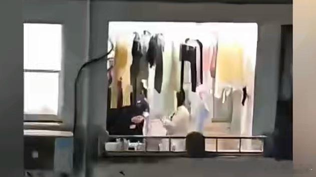 留学生爬楼闯女寝校方加装铁丝网一定要依法严格处理，执行完处罚后，驱逐出境[作揖]