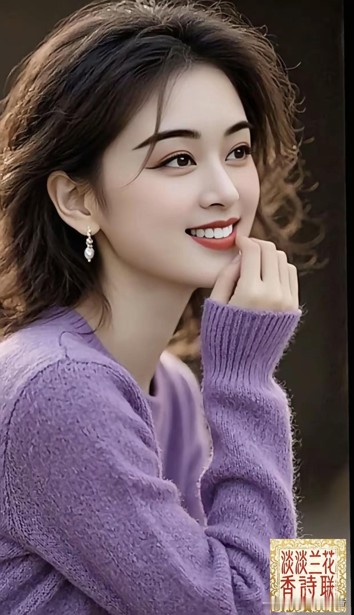 温柔甜美的紫色毛衣，搭配精致的耳环，散发着淡淡的优雅与诗意。