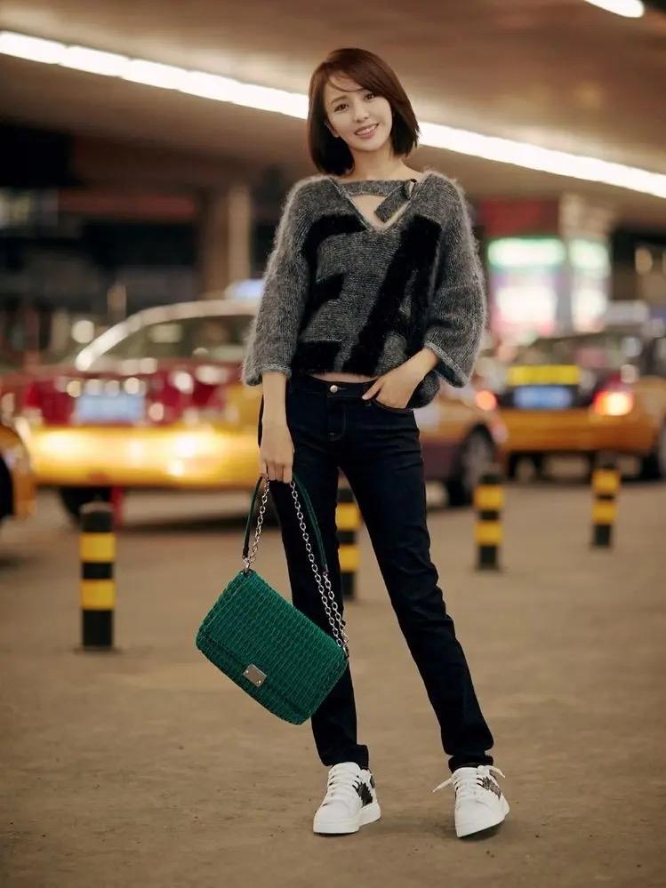 女明星不光会打扮，而且还会拍姿势。你看她，气质真的是与众不同。