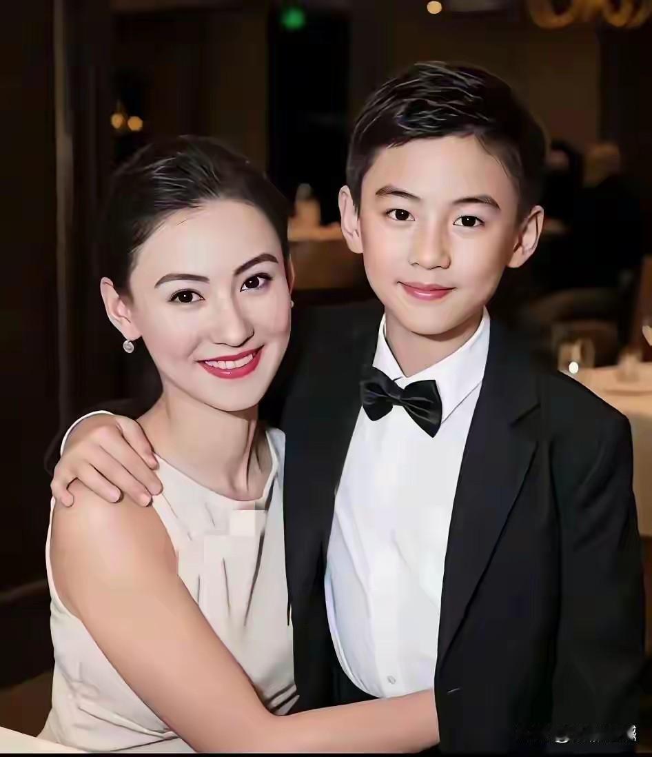 张柏芝的孩子，从颜值上看，都很好遗传了父母的基因，甚至是青出于蓝而青于蓝，一代更