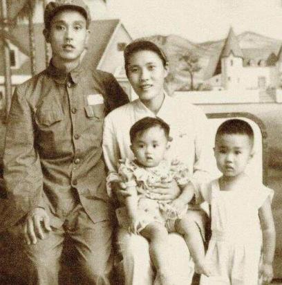 1947年，30岁解放军师长周志坚，迎娶19岁女护士，谁知新婚当夜，周志坚却莫名