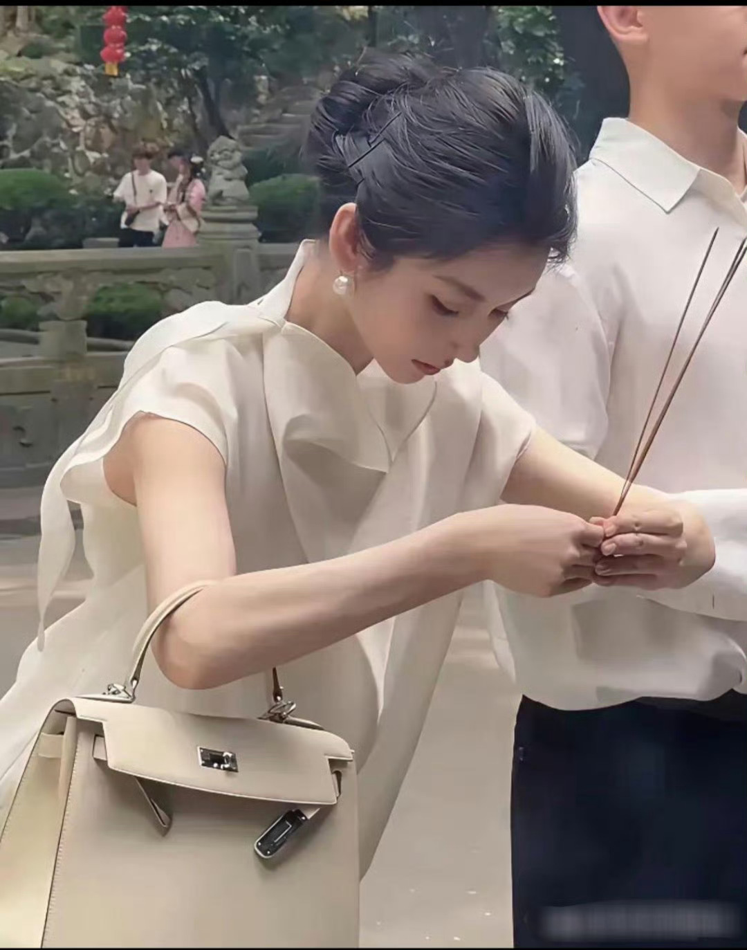 一个包都几十万了。这么有钱，还这么漂亮还能有什么烦恼呢？ ​​​