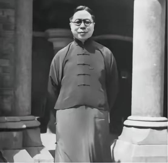 1952年，49岁省主席吴国桢赴蒋介石寿宴，吃下西湖醋鱼觉得发苦，妻子腹痛提前离