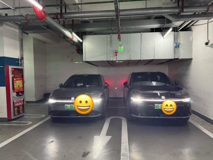 我们商场那个“魔鬼”机械车位，窄得让很多老司机都发怵。今天我开着极氪回来，在车位