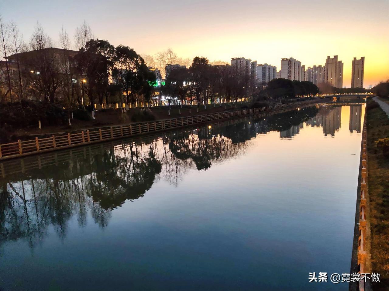 天边落日似融金
一片美景入画来