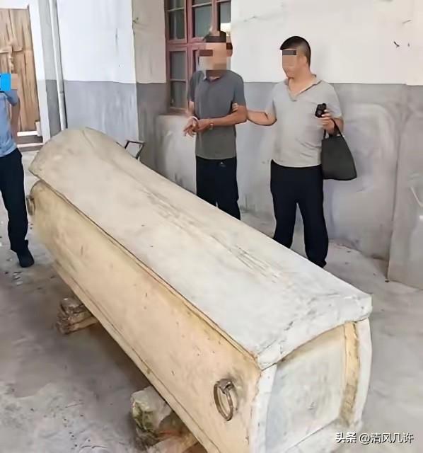 “穷疯了？”湖北，69岁老人在8年前准备了一副柏木棺材，存放在自家猪圈里，谁知，
