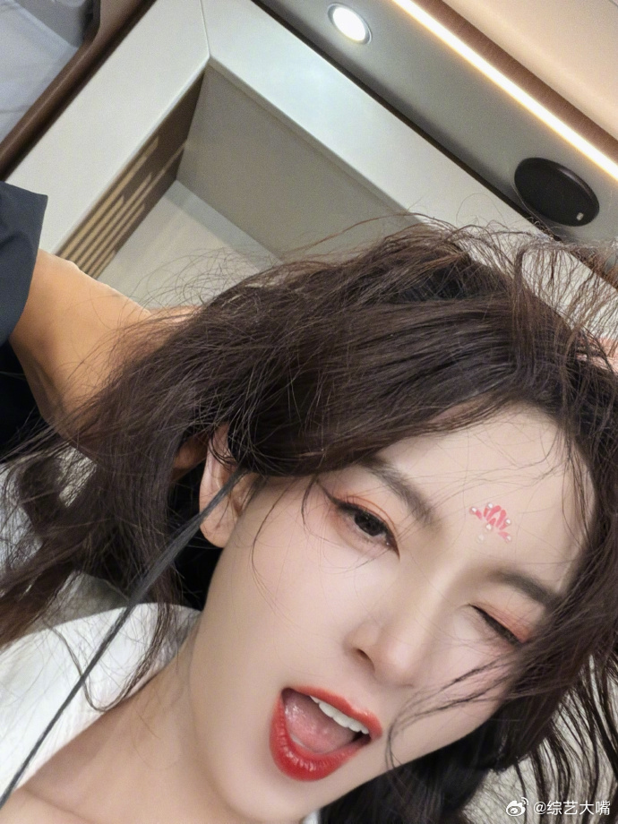 陈瑶的额头陈瑶额头上的花钿陈瑶晒出趣味六宫格，额头花钿妆造格外出圈，精致红钿点缀