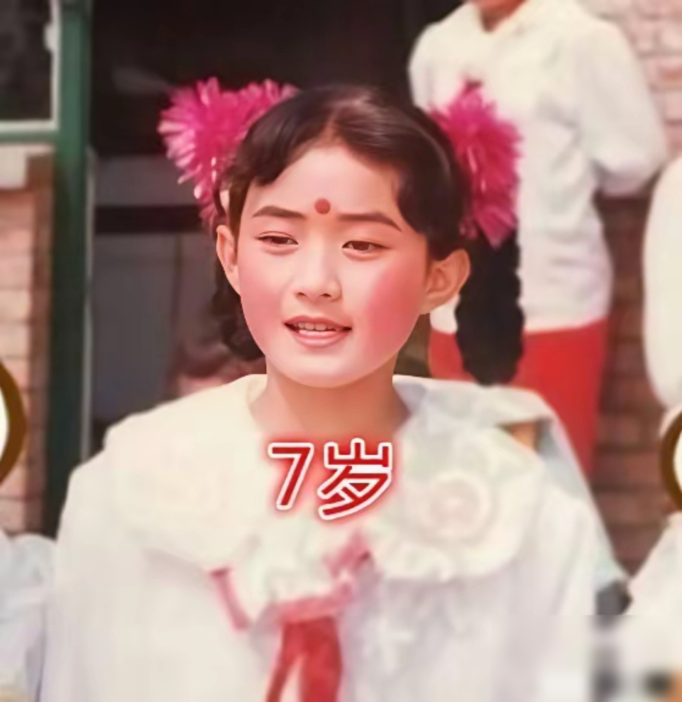 小时候的赵丽颖，那个时候有很浓重的乡村风格，不过是原装美女没错了，现在已经蜕变成