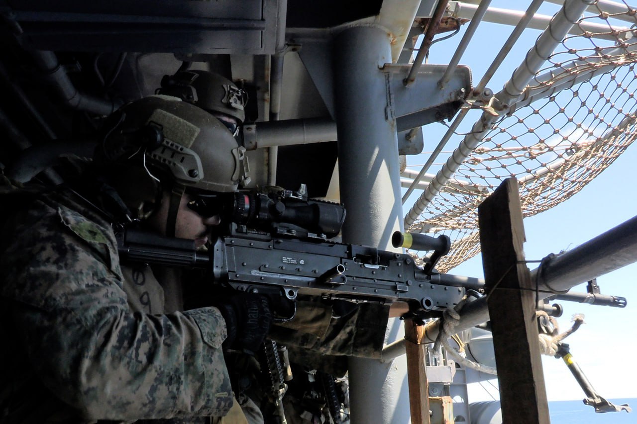 美国中央司令部：3月27日，“的黎波里”号两栖攻击舰（LHA 7）上的美国水兵和