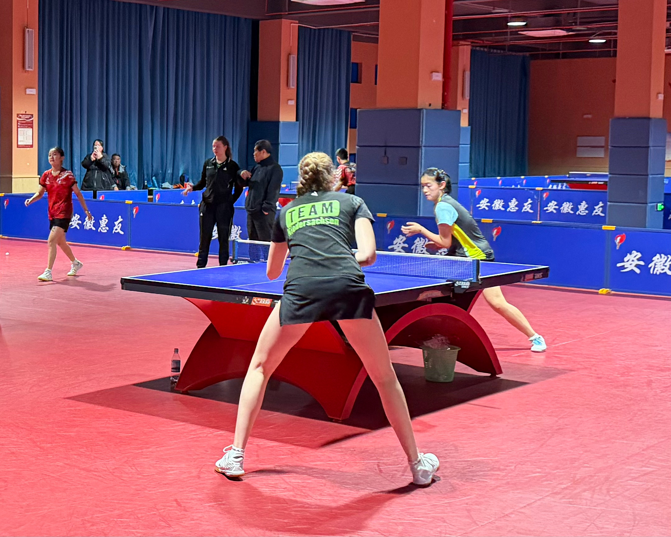在樊振东参加德甲联赛的影响下，今天德国下克森州乒协一行7人，来到黄山惠友基地进行