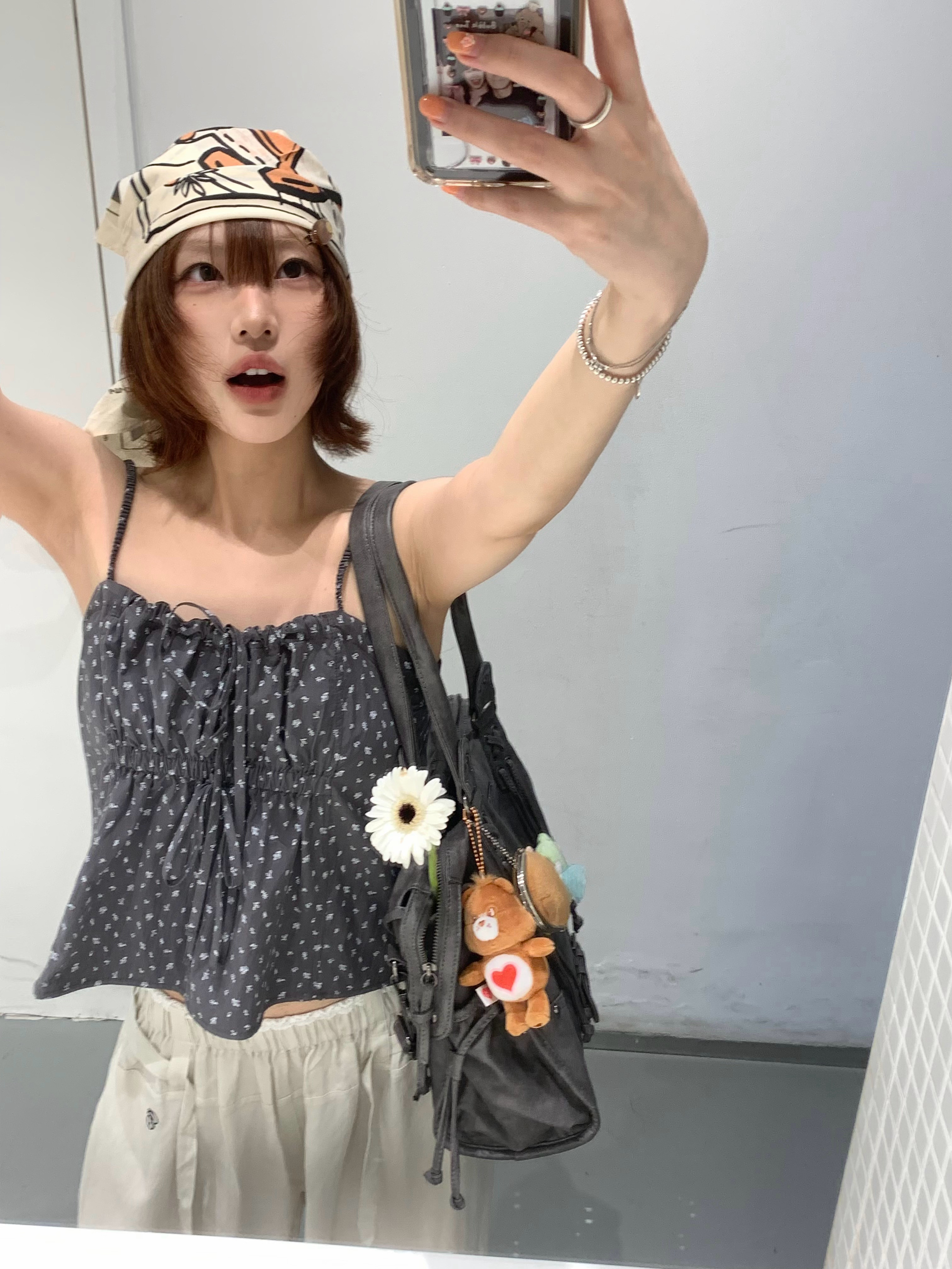 思慕社字母旧衬衣口袋里，翻出一张电影票根。墨迹早被体温焐化，只留下模糊的场次。我