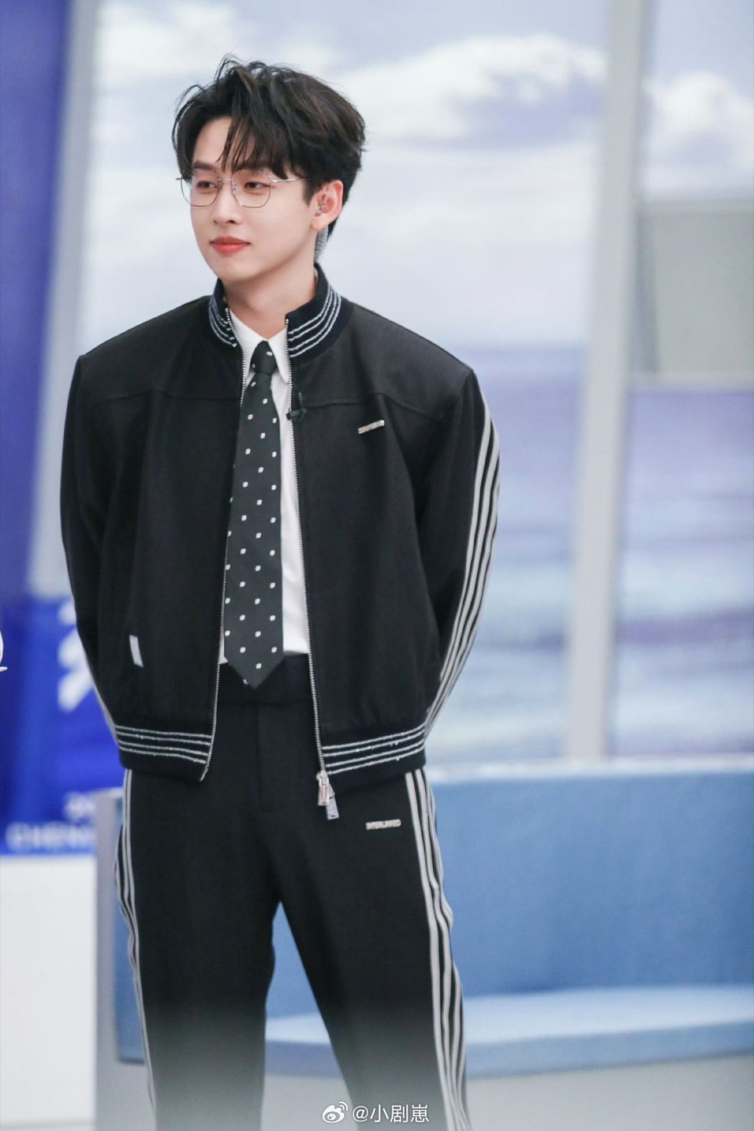 齐思钧在谢娜旁边承担了何炅功能谢娜真的百搭主持，和小齐同框又养眼又稳，俩人一搭舞