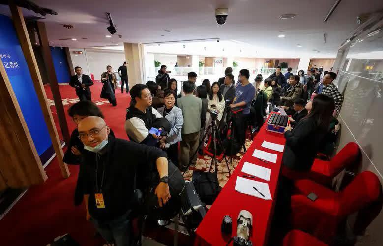 有人说：“如果和日本开战，我就选择投降。毕竟房贷、车贷这些负担国家也不会帮我承担