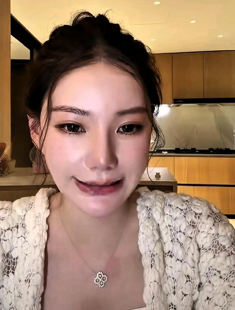 筱梅近况，一切都好，来自北京的问候
她说要直播，想告诉大家她很好，是在北京的家里