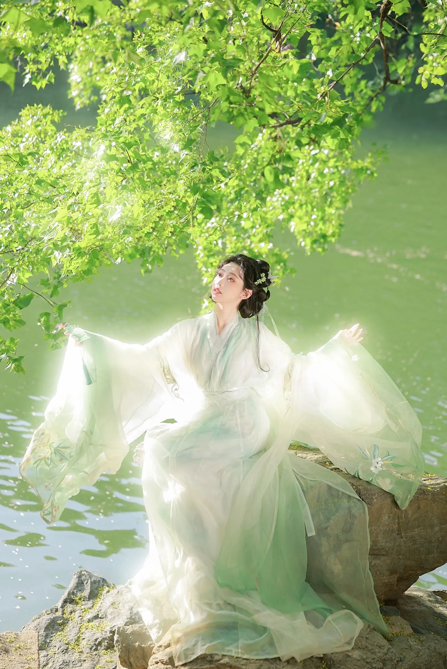 云山苍苍，江水泱泱。