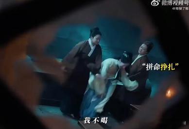 邓恩熙自救这段演技好带感 面对生死困局，傅庭芸没有一味等待救援，奋力展开自救，邓