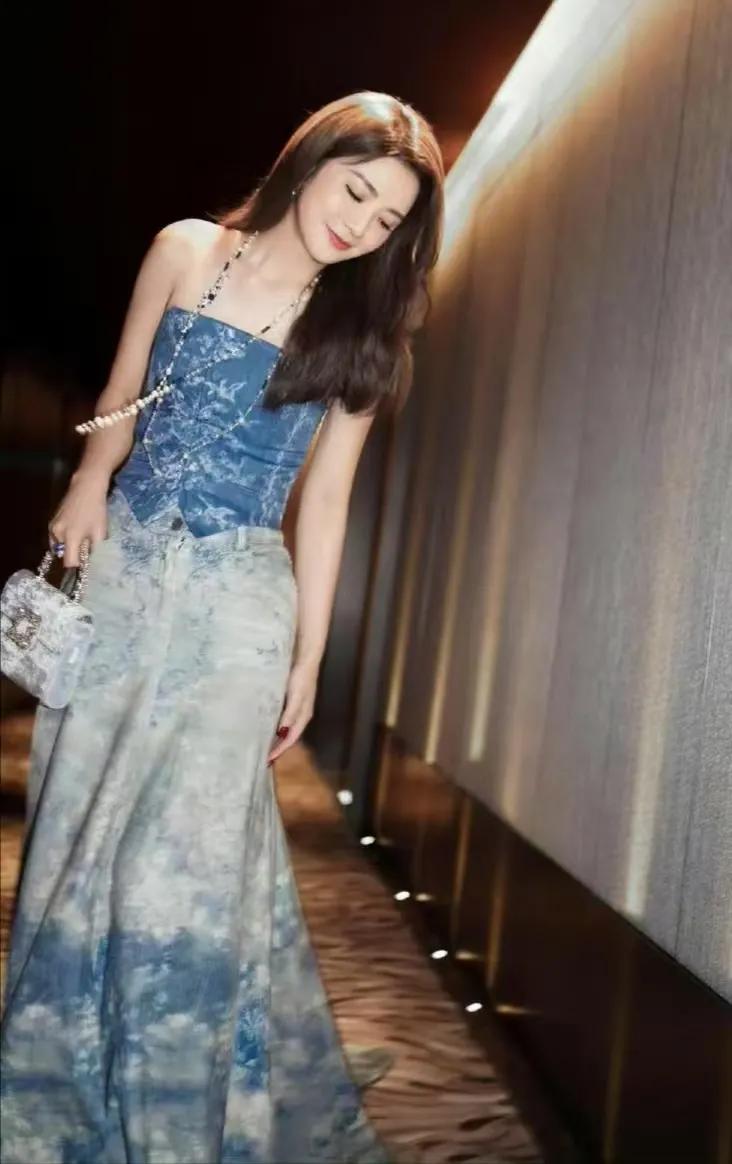 蔡卓妍携一泓碧波踏上《水舞间》红毯。抹胸礼服晕染着海天相接的蓝，细密星光碎钻随步
