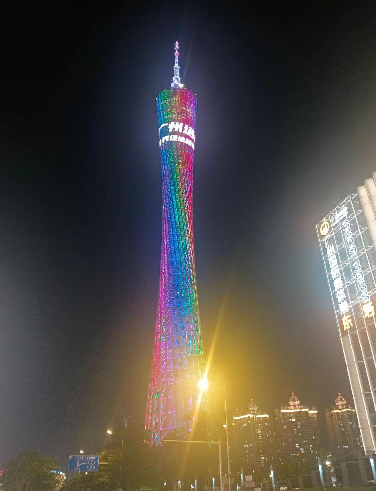 广州塔我来了，这是第二次和你相遇。初见小蛮腰，是猝不及防的心动。 江水悠悠，晚风