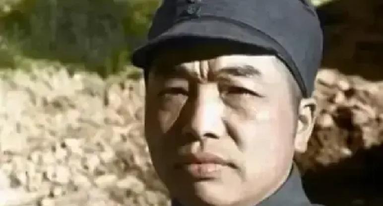 1949年兰州解放后的庆功宴上，干部们正举杯庆祝，门口却突然闯进来一位老汉。他没