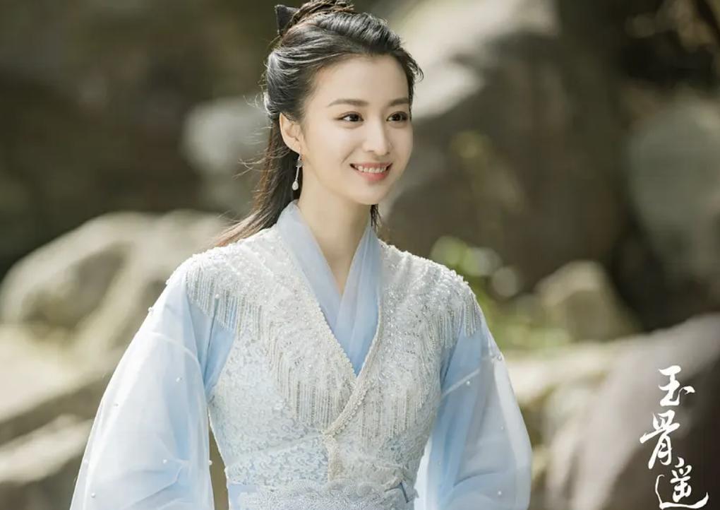 微博连续霸占了三天的热搜，最近的热播剧《玉骨遥》大家看了吗？


这部古装东方奇