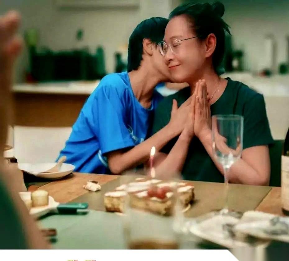刘若英57岁生日照片一出来，很多人第一反应是，旁边这个快跟她一样高的大男孩是谁？