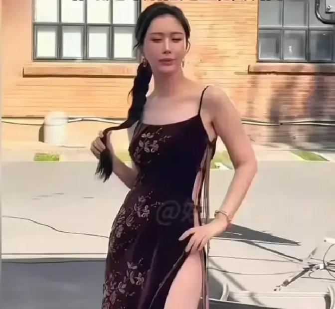 胳肢窝开到腰，她稳站C位
 
田朴珺把旗袍撕到极限，绑带只缠三圈，腰窝全露。17