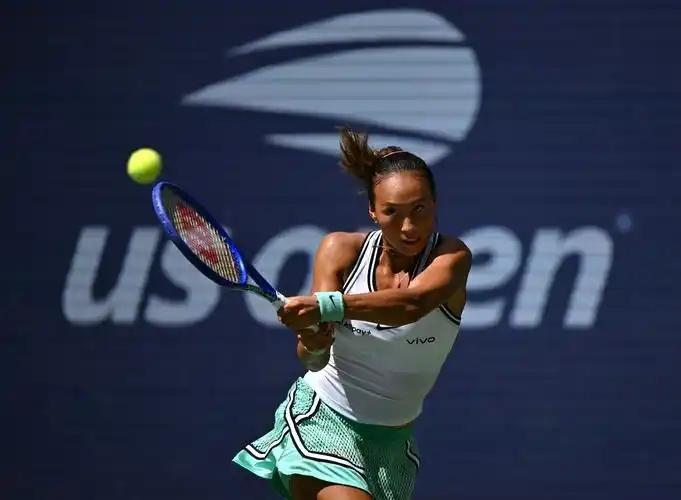 在中网豪取7连胜、捧起个人首座WTA1000冠军的郑钦文，突然官宣因右肩伤势退出