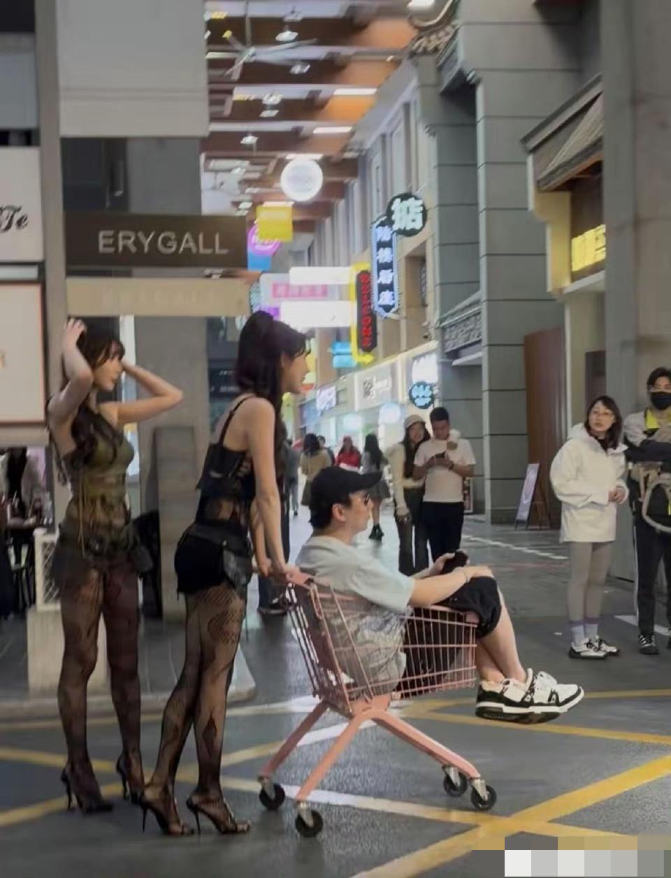 王思聪时在干什么行为艺术吗？